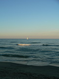 Segelboot in der Abendsonne auf dem Meer